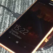 Универсальная беспроводная qi зарядка от EC Technology и смартфон Nokia Lumia 735