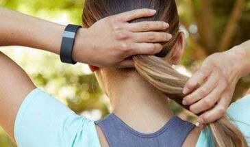 Трекер Fitbit взломать можно за 10 сек, и потом он заразит всё??? [видео]