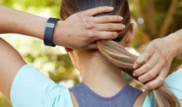 Трекер Fitbit взломать можно за 10 сек, и потом он заразит всё??? [видео]