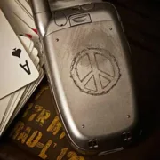 История не учит: вместо военных Zippo - Военные телефоны [фото]