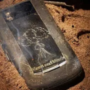 История не учит: вместо военных Zippo - Военные телефоны [фото]