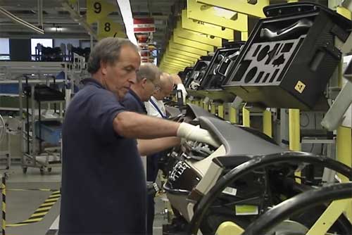 Mercedes-Benz меняет роботов на людей - так S-класс собирать дешевле [видео]