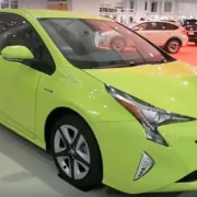 Зелено-лаймовый Prius 2017 - солнцезащитная конфигурация [видео]