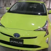 Зелено-лаймовый Prius 2017 - солнцезащитная конфигурация [видео]