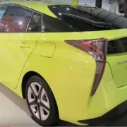 Зелено-лаймовый Prius 2017 - солнцезащитная конфигурация [видео]