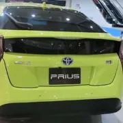 Зелено-лаймовый Prius 2017 - солнцезащитная конфигурация