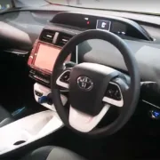 Зелено-лаймовый Prius 2017 - солнцезащитная конфигурация
