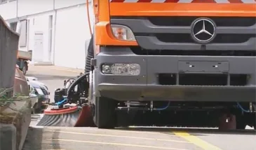 Новый автоуборщик Bucher на шасси Mercedes [видео]