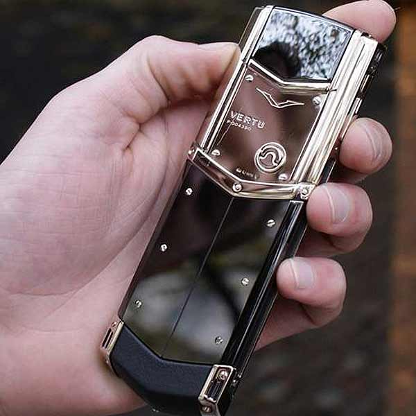 Владелец Vertu закрывает единственную фабрику бренда