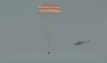 Посадка спускаемого аппарата Союз МС-07 с экипажем МКС [видео]
