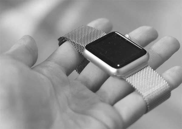 На чем нынче носят стальные Apple Watch 4: несколько примеров