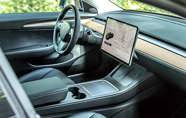 Электромобиль Tesla Model 3 в версии Manhart: решетка радиатора и 530 л.с.