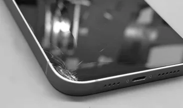 Проблема с экраном у iPhone: заменить стекло или весь дисплей?