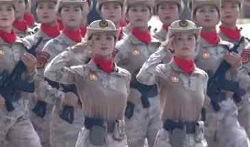 В Пекине на площади Тяньаньмэнь прошел военный парад [видео]