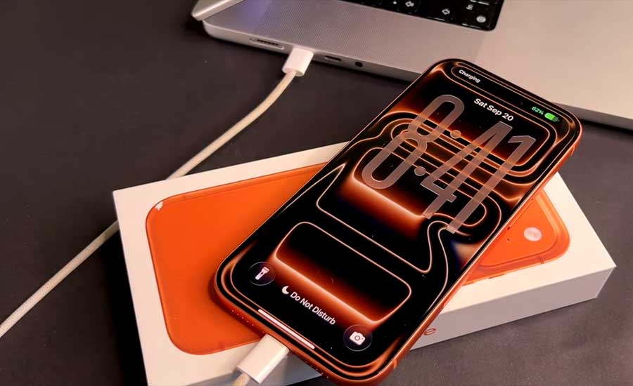 Новый iPhone 17 шипит на зарядке: почему и что делать?