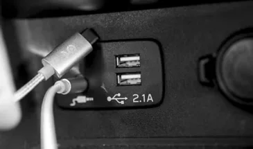 Почему не стоит заряжать смартфон от USB в машине?