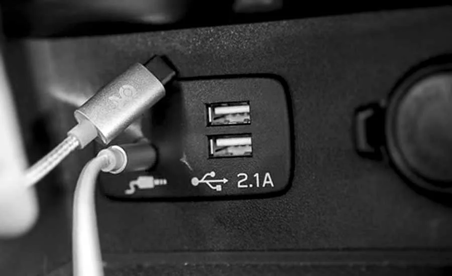Почему не стоит заряжать смартфон от USB в машине?